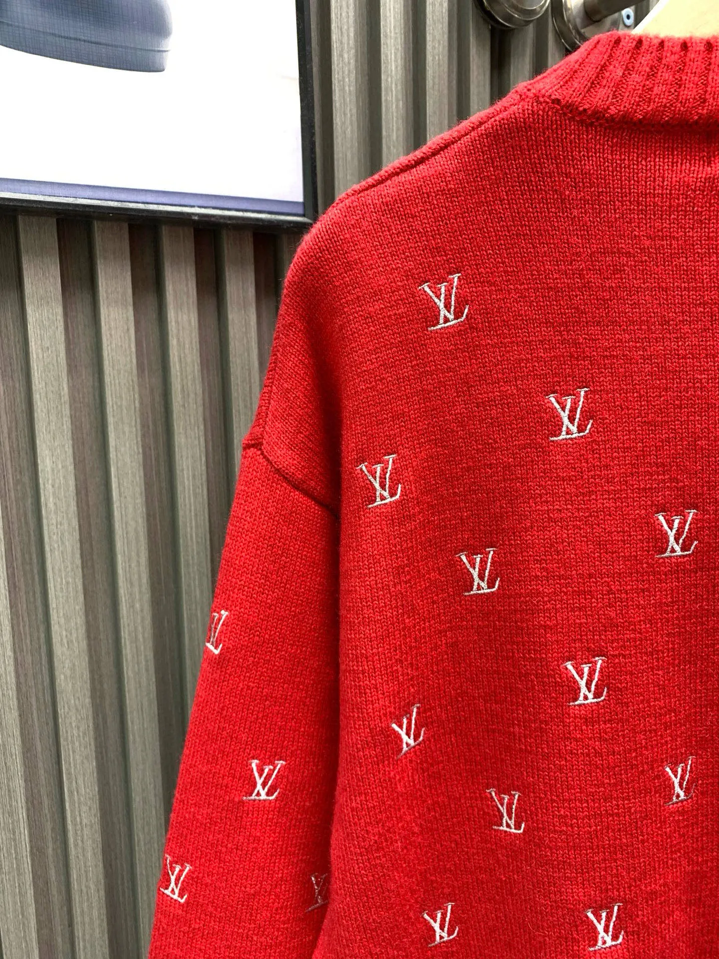 🅿️340 🀄️ Louis Vuitton 25* New New Year's style early autumn loose casual sports crew neck pullover Classic old flower all-over printed pattern Complex logo embroidery on the whole body Recommended by many Internet celebrity upper body Full of atmosphere and in place details Super correct fit Standard for early spring Heavy washing process is soft and comfortable Soft touch The upper body is not tight The fabric texture is tough The upper body is wide and comfortable The silhouette is cut to look slim and stylish It is washable and not easy to fall off. It is super fashionable and versatile, giving it a fashionable street feel. The overall loose fit. If you like it, don’t miss it. A must-have item in red for the Chinese New Year.